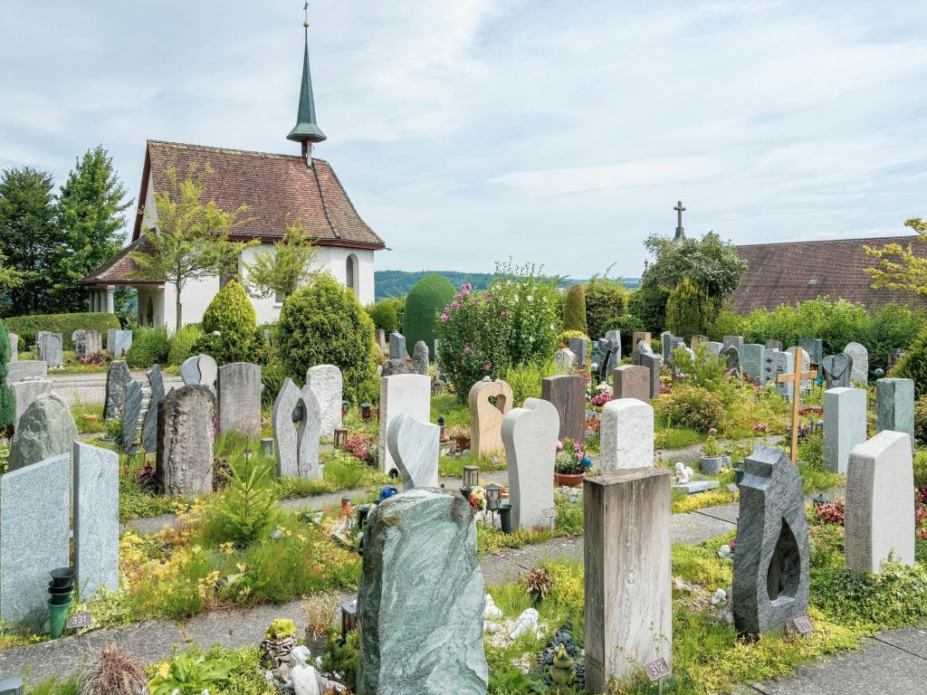 Pour un monument funéraire comme pour un monument cinéraire, il est nécessaire d’acquérir une concession dans un cimetière.