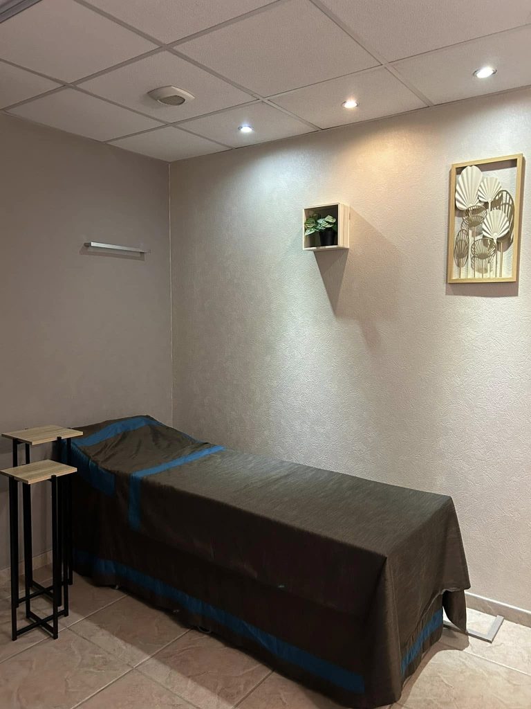 Notre salon funéraire permet aux proches du défunt de se recueillir en toute intimité dans un cadre chaleureux et moderne.