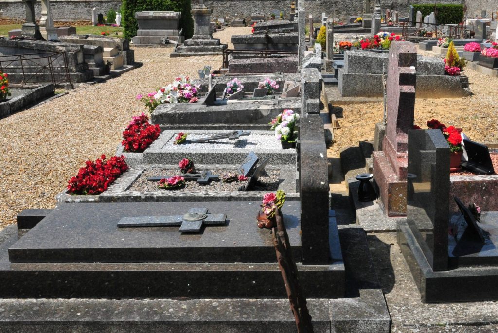 Vous recherchez un monument funéraire sur mesure et à l’image du défunt qui permet à la famille de se recueillir et d’honorer sa mémoire.